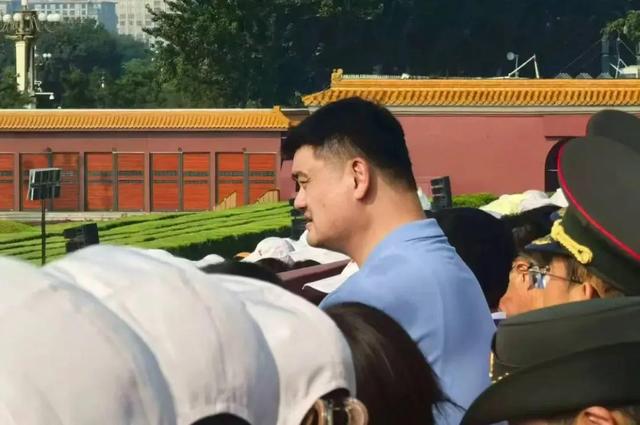 被央视怒批、脑袋空空，德不配位，难怪阅兵从不邀请“流量”明星