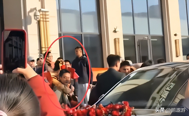 张自轩婚礼现场，新娘很强势两次拒绝他的亲密动作，岳父实力不菲