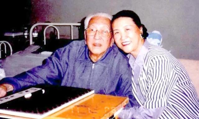 原国防部长之女耿莹下海，巨额财产被查封，赴美后东山再起