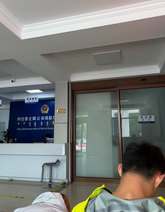 内蒙大妈沙漠拦路收费后续：游客不给就开车撞人，文旅局回应来了