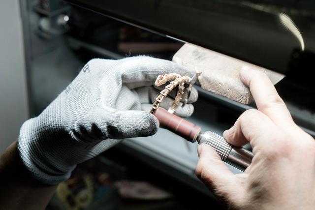 美国奢侈品进入两极世界：高端珠宝繁荣	，中产奢侈品萎缩