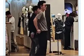 贾乃亮逛街被偶遇，一身休闲装扮松弛感十足，网友：本人很高很帅图片