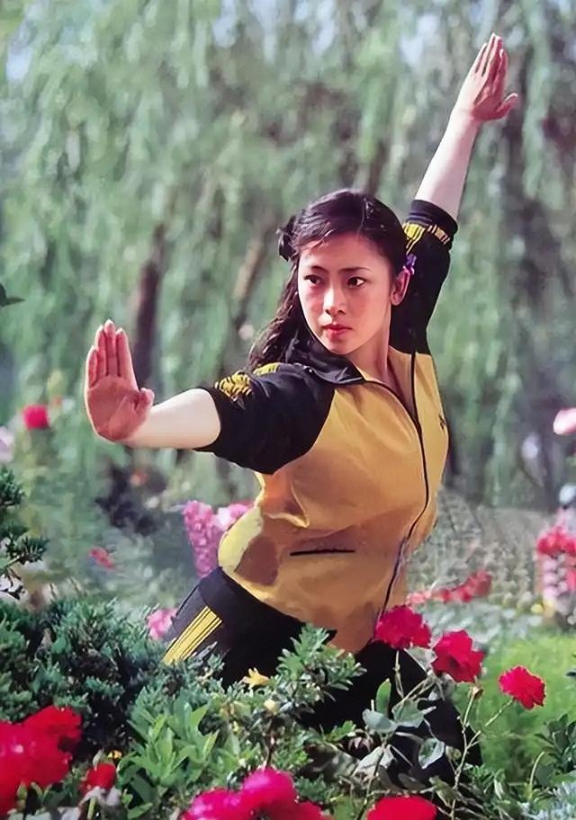 李连杰前妻黄秋燕，用双手纹出幸福人生