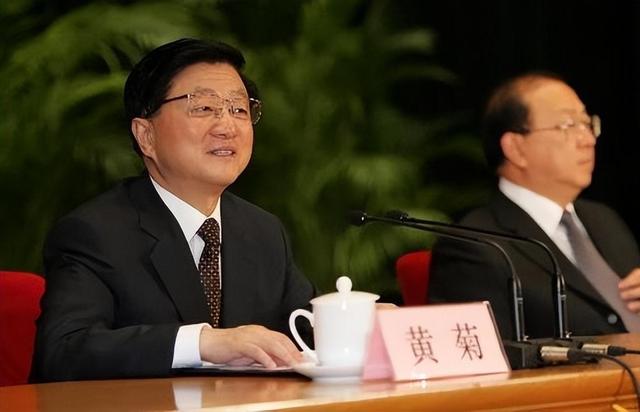 他是原上海市委书记，从政上海40年，65岁官至正国级，69岁病逝