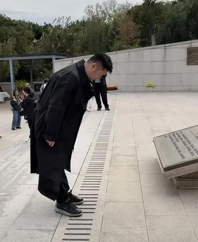 <<沉默的荣耀>>演员含泪祭英烈：祖国如你所愿。