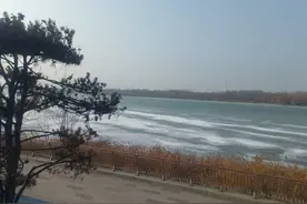 石家庄滹沱河畔有条蓝月路，一边是河流，一边是山坡图片