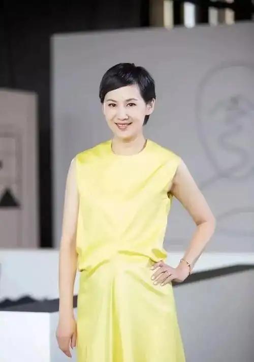 她是金牌美女主持，嫁上海首富生3个孩子，54岁看着像34岁好年轻