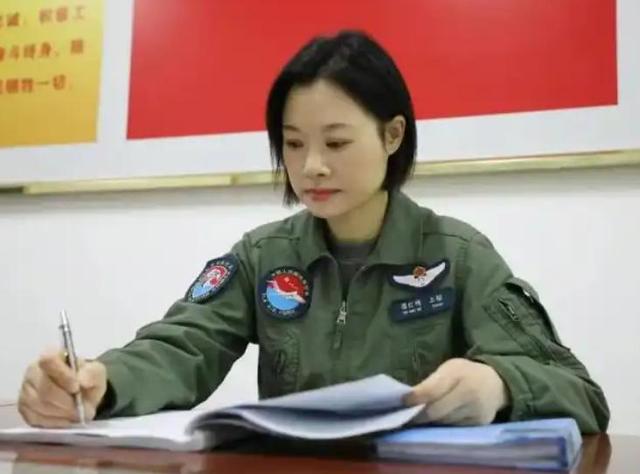 阅兵女机长找到了！央视点名，私生活被扒牺牲太大，丈夫更厉害