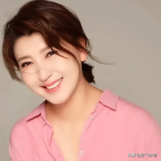 闫学晶丑闻再曝！一人已被拘留，婚变内幕被扒，亲手拔父亲氧气管