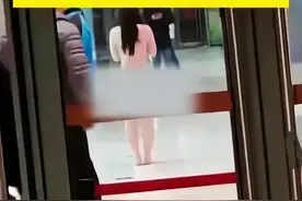 辣眼睛！河南女子大街上全身赤裸，引众人围观图片