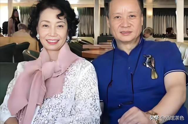 阎维文妻子现状：66岁驼背苍老瘦成皮包骨，夫妻差1岁像两代人