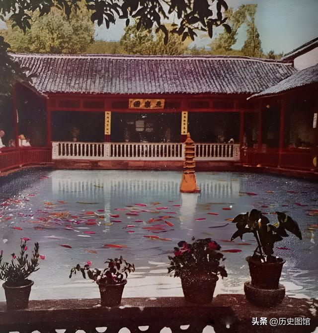 50年代杭州，居然是这个样子的！西湖没什么游客，黄龙洞太神秘