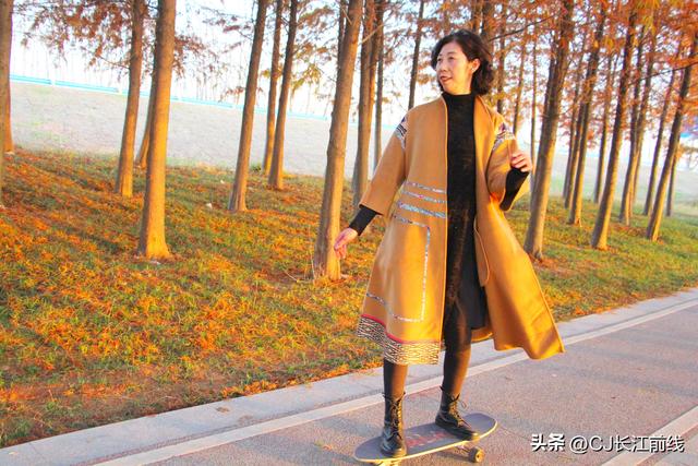 河南淮滨：湖畔杉红，游人来