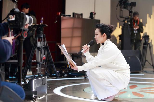 王新军没想到，闫学晶人设崩塌不到半月	，秦海璐因一句话口碑暴增