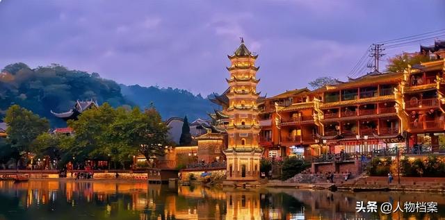 8年烧光50个亿！从人满为患到无人问津，全国古镇为啥批量倒闭？