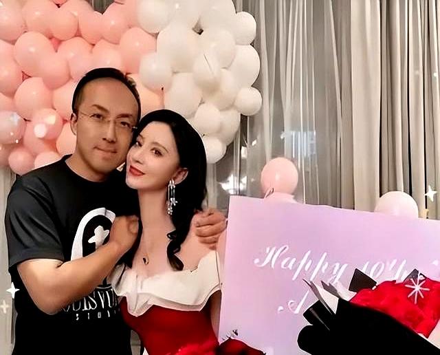 张萌夫妇看演唱会，领口好低险些走光，总裁老公一脸宠溺太幸福！