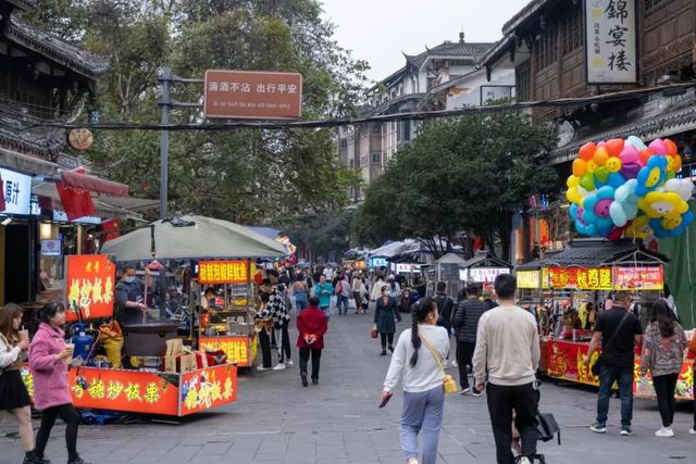 黄了！彩了！1h刹拢成都最近赏秋地，徒步拿奖牌、邂逅古寺银杏！老街美食好吃惨！