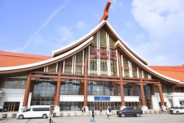 亚洲最穷国，落后中国30年	，女性却惊人开放，很多土豪都想去定居