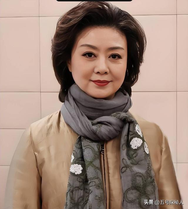 至今未婚未育，身边却有男人陪了近27年!59岁的李胜素才是真清醒