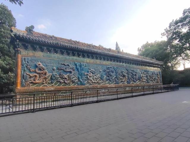 北京北海公园：都有哪些景点，绕湖走一圈看看。