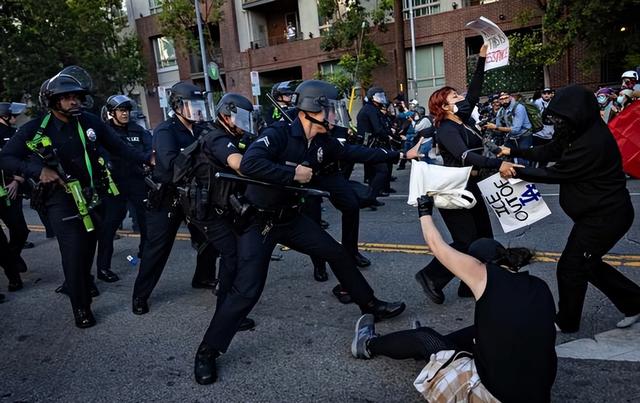 惨烈！平民被枪杀！特朗普却嫌不够狠！美国为何堕入深渊惊愕世人