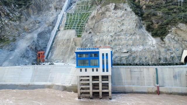 回家喽！叶巴滩水电站“鱼”路畅通