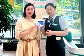 超便民！重庆首张“同号即时换卡”社保卡成功制发图片