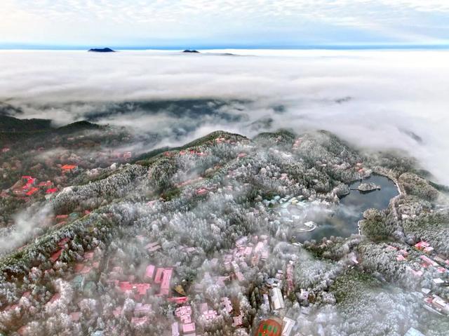 庐山喜迎马年首场雾凇奇观