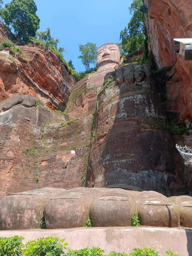 圆梦乐山：探秘乐山大佛的微笑与传奇