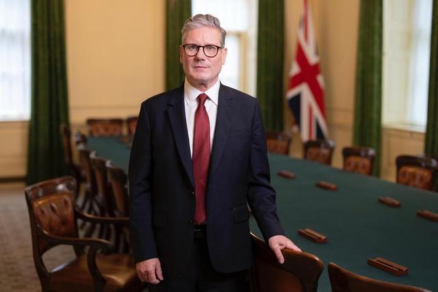 对中国有戒心？斯塔默专机落地神情紧张	，随身携带的设备不简单