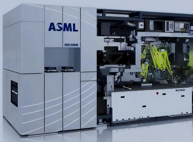 我国首台纳米压印光刻机交付：对标荷兰巨头ASML，直击西方要害