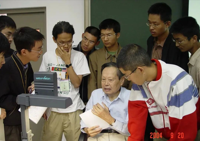 演都不演了！杨振宁去世仅7天，恶心的事情发生了，结局大快人心