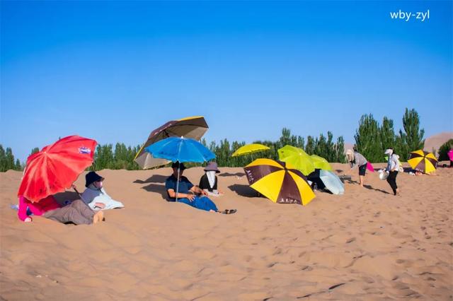 盛夏：敦煌鸣沙山下兴起沙疗热