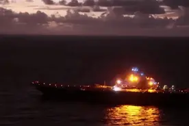 辽宁舰夜战台海！滑跃甲板远点放飞歼-15，起飞重量可达32吨图片