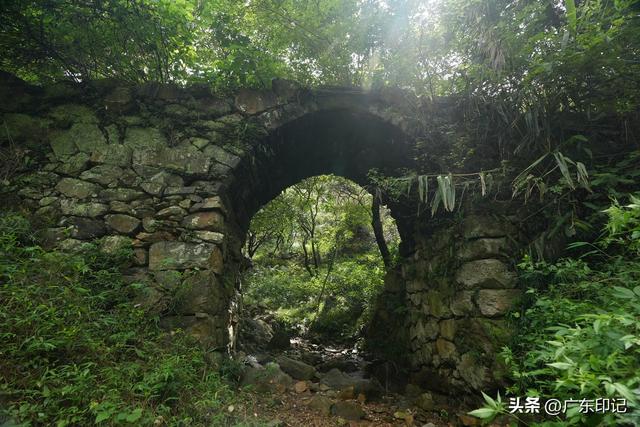 这里，是苏轼笔下的“天开清远峡，地转凝碧湾”