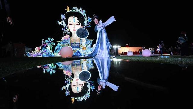 「华服嘉年华」登陆西九文化区 12.8米巨型仙子花灯与维港辉映