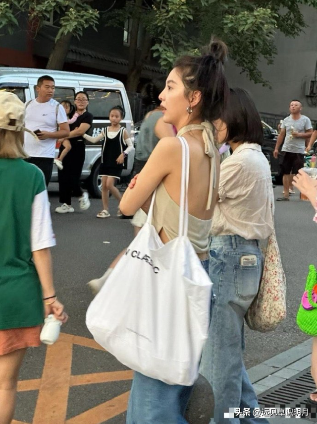 网友在北京偶遇章若楠，电视上看着高挑的她，现实中竟这么娇小