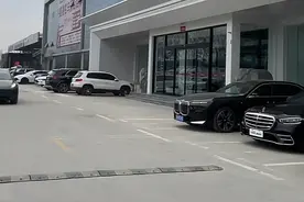 工作人员以“车太贵”为由阻拦顾客看车？涉事公司：在积极解决此事图片