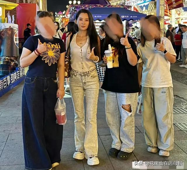 森林北新疆被偶遇，穿着简单身材比例超棒，本人又瘦又美！