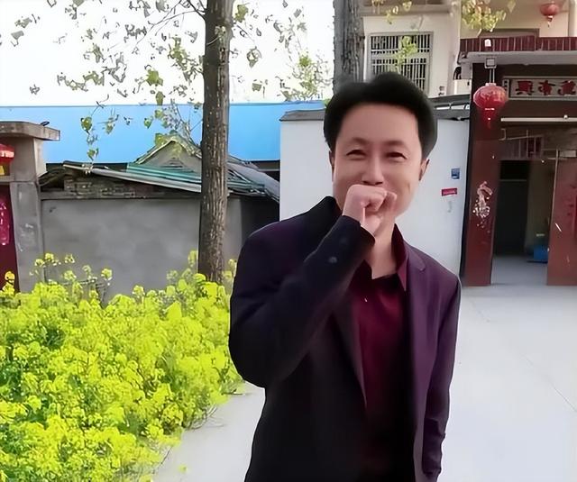 人民日报怒批！炫富	、偷税749万、跑国外，现又来“割内地韭菜	”