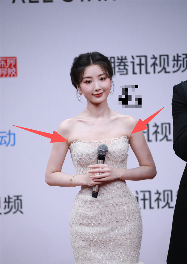 海南红毯好俗，毛晓彤挤出副乳	，张萌深V不怕走光，宋茜胸骨凸出