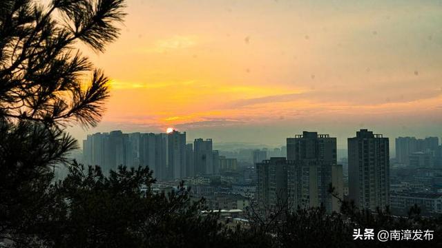 南漳晨光绘梦：当第一缕阳光吻醒湖畔的诗意