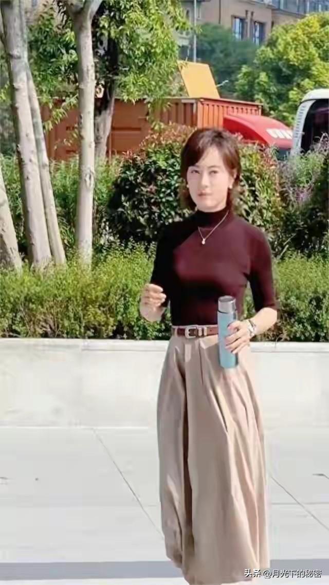 43岁孙俪上班被偶遇	，她的身材真好，手里拿着保温杯，好会养生