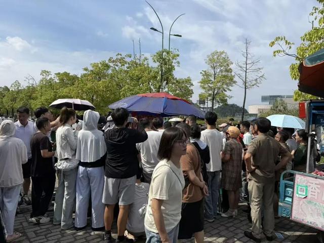 国庆首日“鸡排哥”提前1小时出摊，当地居民买100个凳子供游客休息；当地用半天时间火速铺设“鸡排大道”→