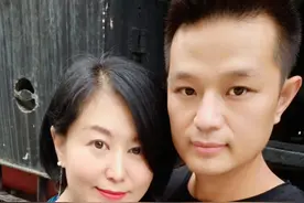 山东穷小伙网恋成都富婆，富婆大他14岁，奔现才5天就领证结婚！图片