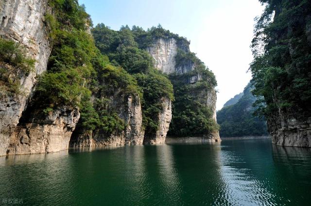 夜郎国遭避暑大军"攻陷"杉木河漂流爆满！游客深夜滞留怒喊退票！