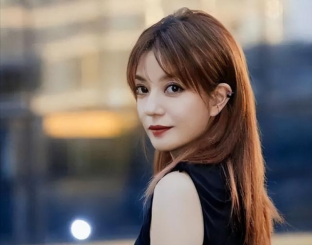 面相又变了！49岁赵薇广东吃饭又老又凶，当年的小燕子再也回不去