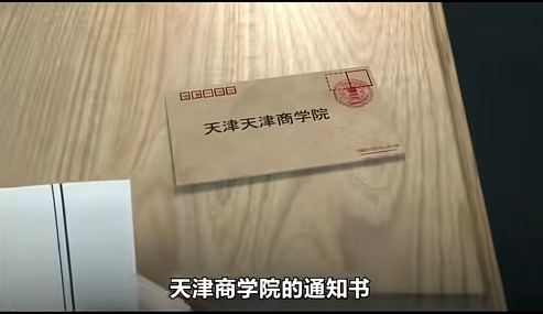事实证明，54岁“丁克”了半辈子的康辉，早已走上了另一条大道
