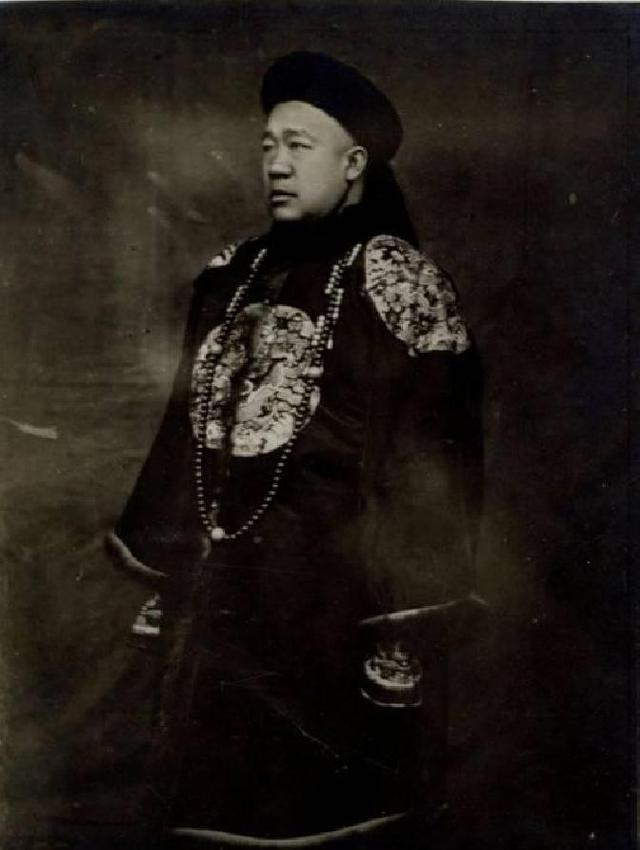 他将38个儿女送国外，临终告诫不准为中国效力，有一女臭名昭著