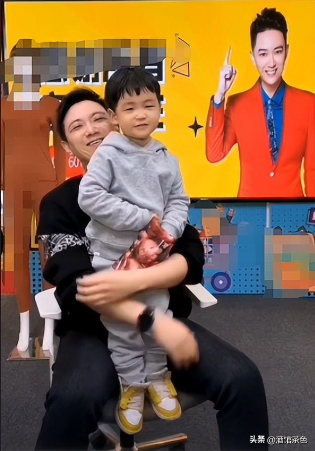 主持人李鑫现状：和家人在爱尔兰，陪读带货两不误，俩儿子都随妈